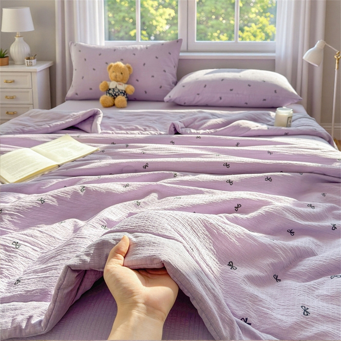 91家纺网 家纺一手货源 找家纺 晓时候 2026新款双层纱印花夏被床盖四件套新疆棉花被夏凉被空调被单夏被 蝴蝶结-紫