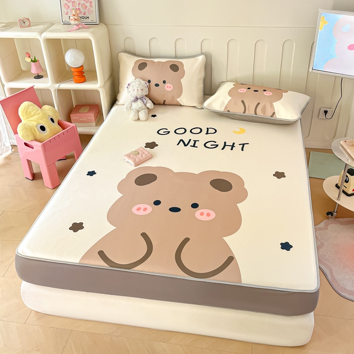 91家纺网 家纺一手货源 找家纺 柒月家居 2026新款大版印花碳光冰丝席床笠款凉席 床笠-晚安熊