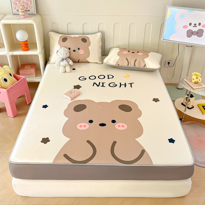 91家纺网 家纺一手货源 找家纺 柒月家居 2026新款大版印花碳光冰丝席床笠款凉席 床笠-晚安熊