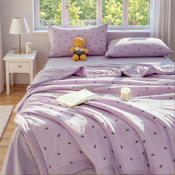 91家纺网 家纺一手货源 找家纺 晓时候 2026新款双层纱印花夏被床盖四件套新疆棉花被夏凉被空调被单夏被 蝴蝶结-紫