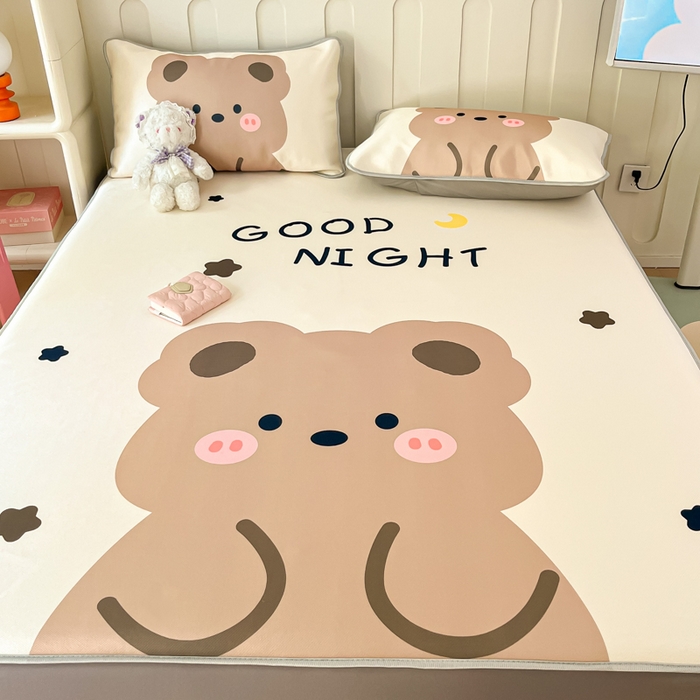 91家纺网 家纺一手货源 找家纺 柒月家居 2026新款大版印花碳光冰丝席床笠款凉席 床笠-晚安熊