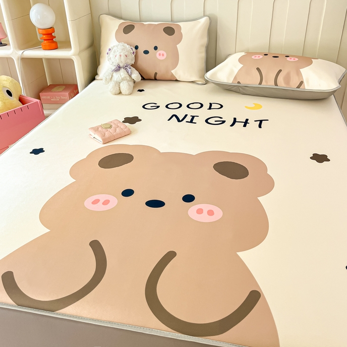 91家纺网 家纺一手货源 找家纺 柒月家居 2026新款大版印花碳光冰丝席床笠款凉席 床笠-晚安熊