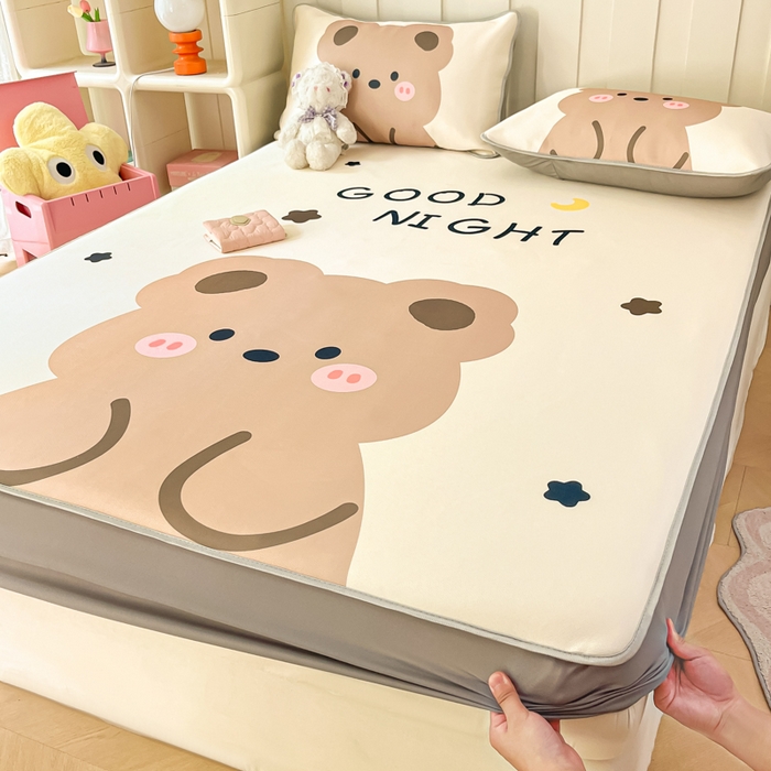 91家纺网 家纺一手货源 找家纺 柒月家居 2026新款大版印花碳光冰丝席床笠款凉席 床笠-晚安熊