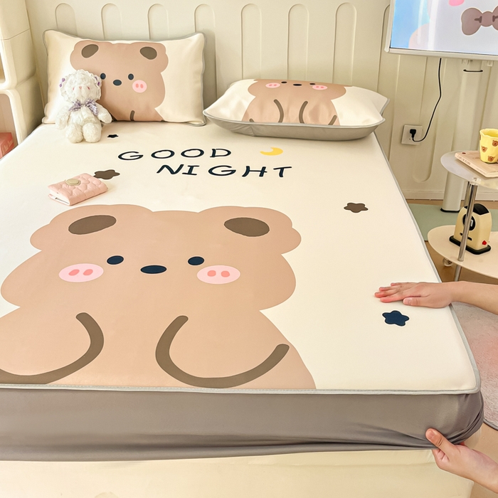 91家纺网 家纺一手货源 找家纺 柒月家居 2026新款大版印花碳光冰丝席床笠款凉席 床笠-晚安熊