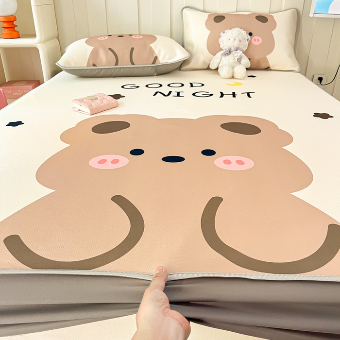 91家纺网 家纺一手货源 找家纺 柒月家居 2026新款大版印花碳光冰丝席床笠款凉席 床笠-晚安熊