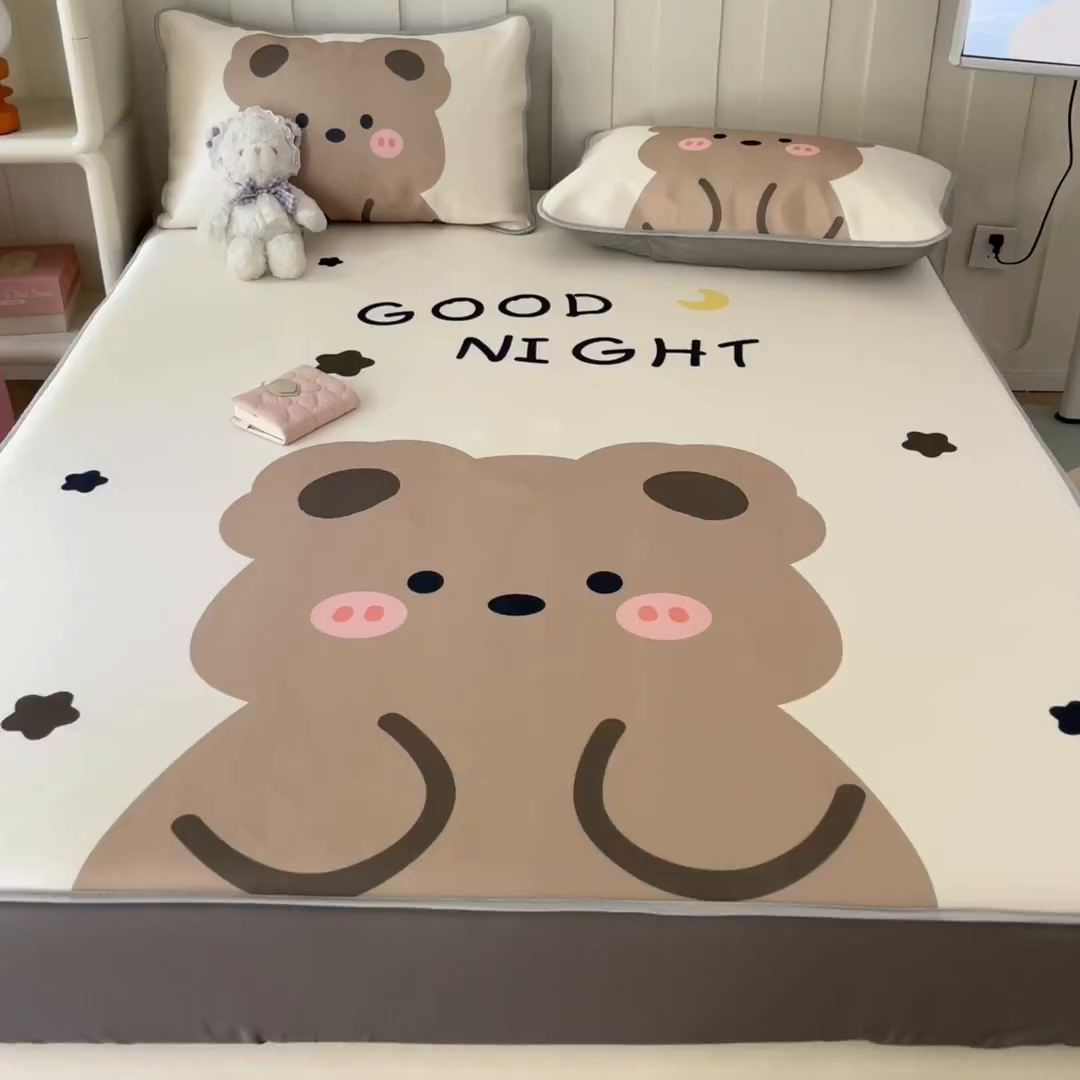 91家纺网 家纺一手货源 找家纺 柒月家居 2026新款大版印花碳光冰丝席床笠款凉席 床笠-晚安熊