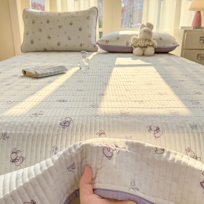 91家纺网 家纺一手货源 找家纺 晓时候 2026新款双层纱印花夏被床盖四件套新疆棉花被夏凉被空调被单夏被 花间兔