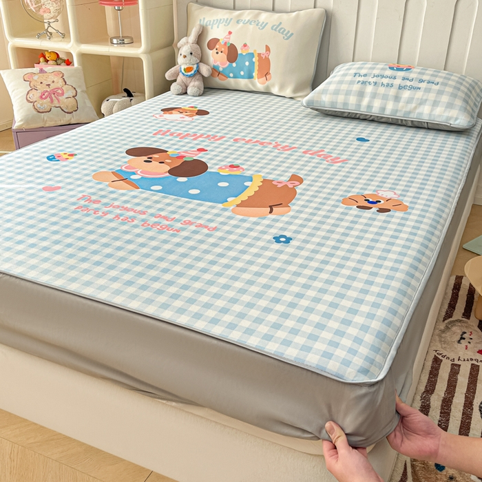 91家纺网 家纺一手货源 找家纺 柒月家居 2026新款大版印花碳光冰丝席床笠款凉席 床笠-汪汪乐园