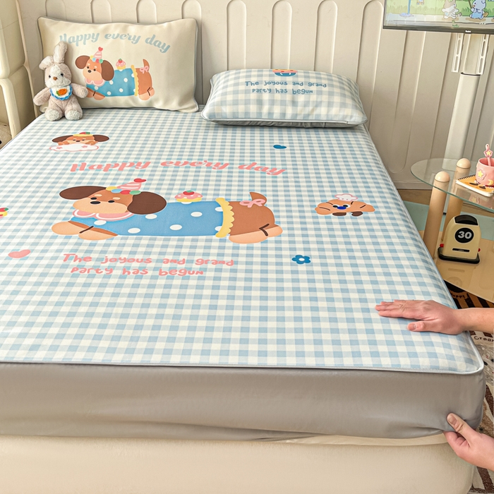 91家纺网 家纺一手货源 找家纺 柒月家居 2026新款大版印花碳光冰丝席床笠款凉席 床笠-汪汪乐园