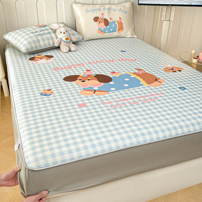 91家纺网 家纺一手货源 找家纺 柒月家居 2026新款大版印花碳光冰丝席床笠款凉席 床笠-汪汪乐园