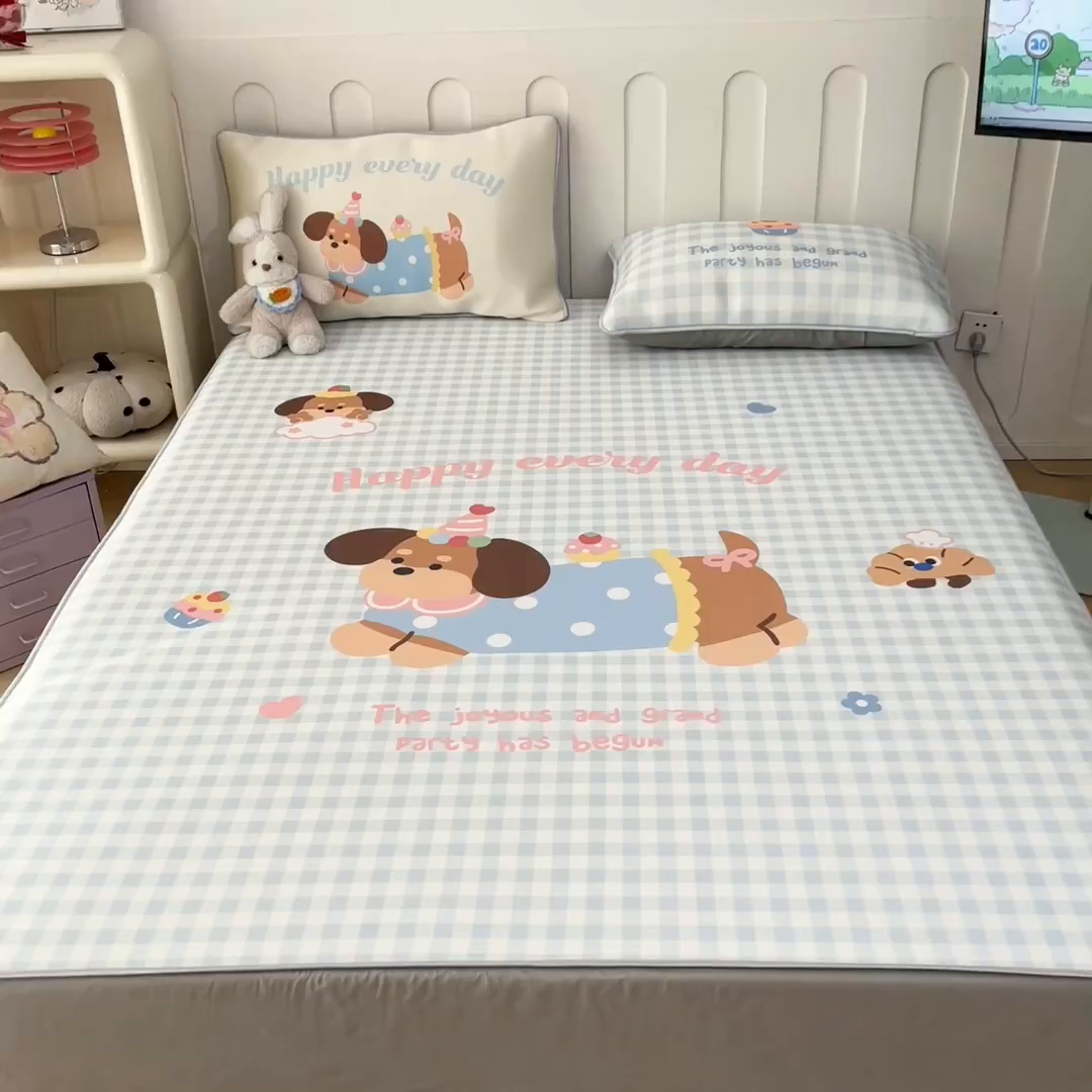 91家纺网 家纺一手货源 找家纺 柒月家居 2026新款大版印花碳光冰丝席床笠款凉席 床笠-汪汪乐园