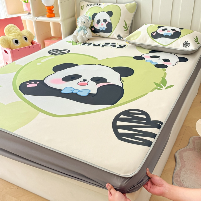 91家纺网 家纺一手货源 找家纺 柒月家居 2026新款大版印花碳光冰丝席床笠款凉席 床笠-熊猫宝贝