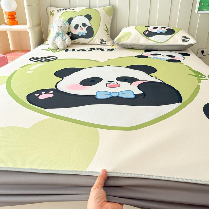 91家纺网 家纺一手货源 找家纺 柒月家居 2026新款大版印花碳光冰丝席床笠款凉席 床笠-熊猫宝贝