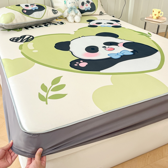 91家纺网 家纺一手货源 找家纺 柒月家居 2026新款大版印花碳光冰丝席床笠款凉席 床笠-熊猫宝贝