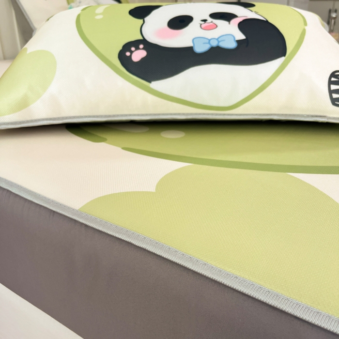 91家纺网 家纺一手货源 找家纺 柒月家居 2026新款大版印花碳光冰丝席床笠款凉席 床笠-熊猫宝贝