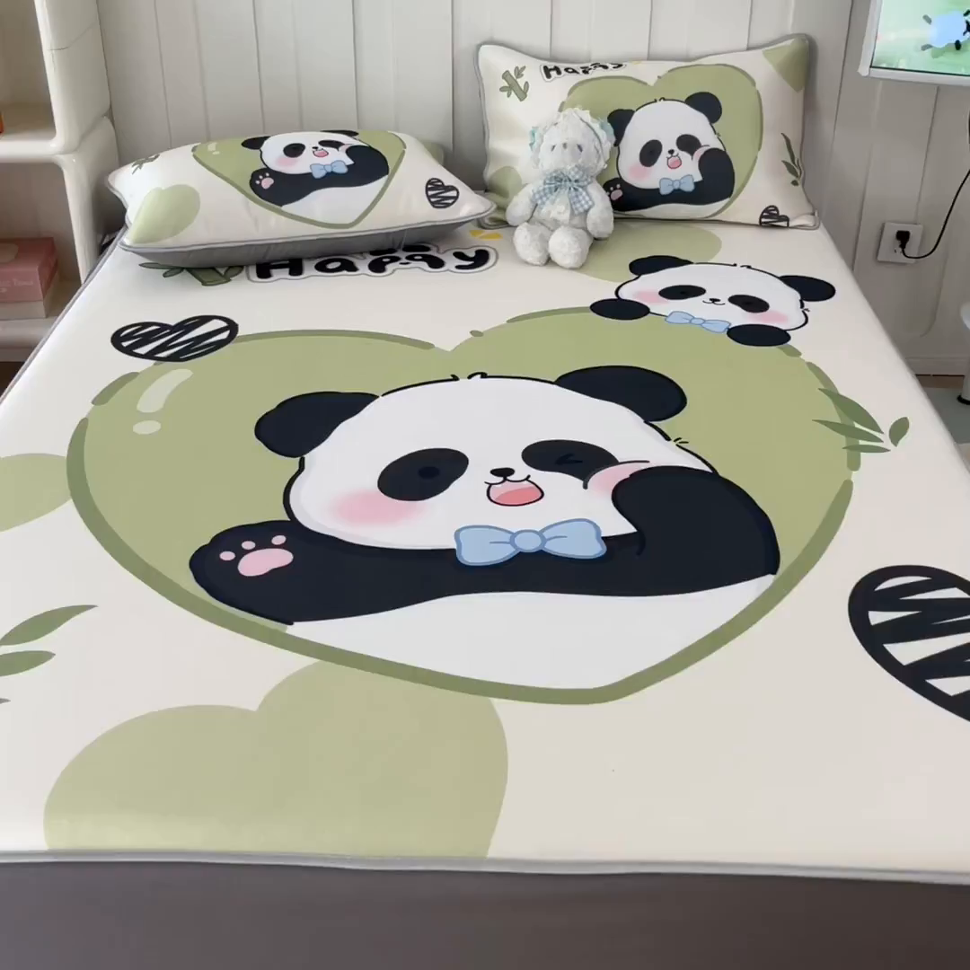 91家纺网 家纺一手货源 找家纺 柒月家居 2026新款大版印花碳光冰丝席床笠款凉席 床笠-熊猫宝贝