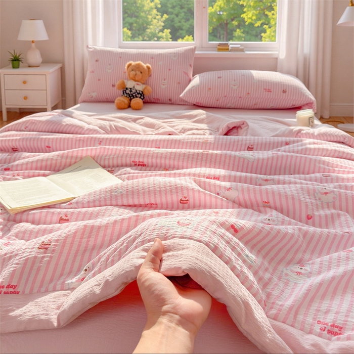 91家纺网 家纺一手货源 找家纺 晓时候 2026新款双层纱印花夏被床盖四件套新疆棉花被夏凉被空调被单夏被 甜甜西高地