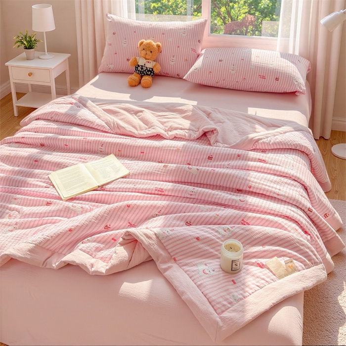 91家纺网 家纺一手货源 找家纺 晓时候 2026新款双层纱印花夏被床盖四件套新疆棉花被夏凉被空调被单夏被 甜甜西高地