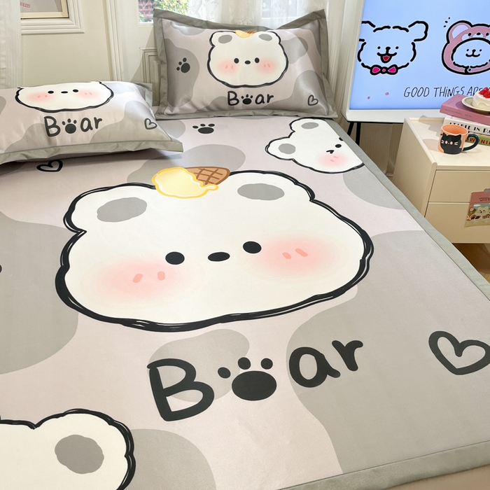 91家纺网 家纺一手货源 找家纺 柒月家居 2026新款大版印花碳光冰丝席床席款凉席 斑点熊