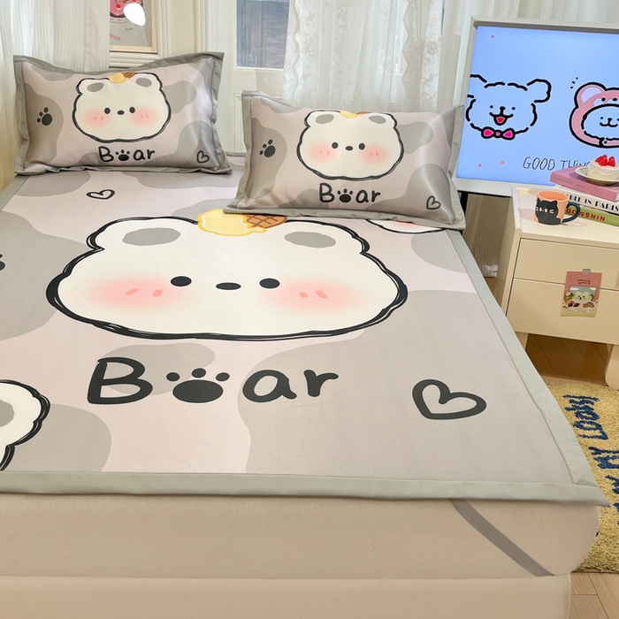 91家纺网 家纺一手货源 找家纺 柒月家居 2026新款大版印花碳光冰丝席床席款凉席 斑点熊