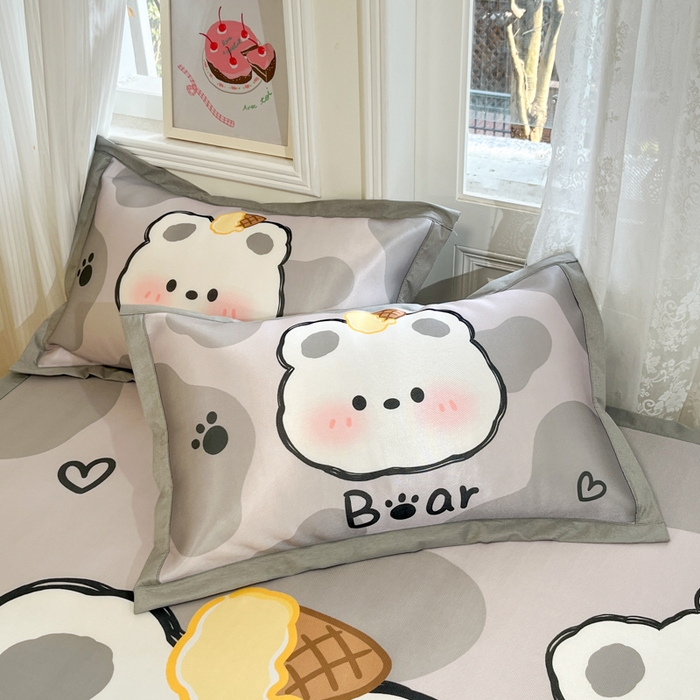 91家纺网 家纺一手货源 找家纺 柒月家居 2026新款大版印花碳光冰丝席床席款凉席 斑点熊