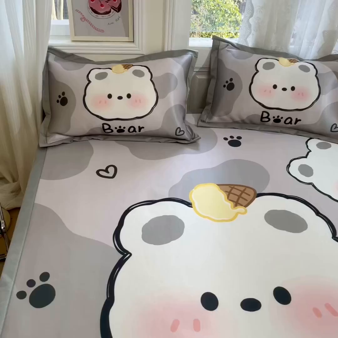 91家纺网 家纺一手货源 找家纺 柒月家居 2026新款大版印花碳光冰丝席床席款凉席 斑点熊