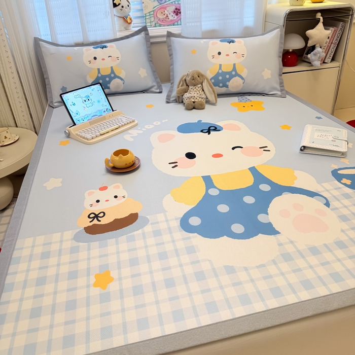 91家纺网 家纺一手货源 找家纺 柒月家居 2026新款大版印花碳光冰丝席床席款凉席 茶茶蓝猫