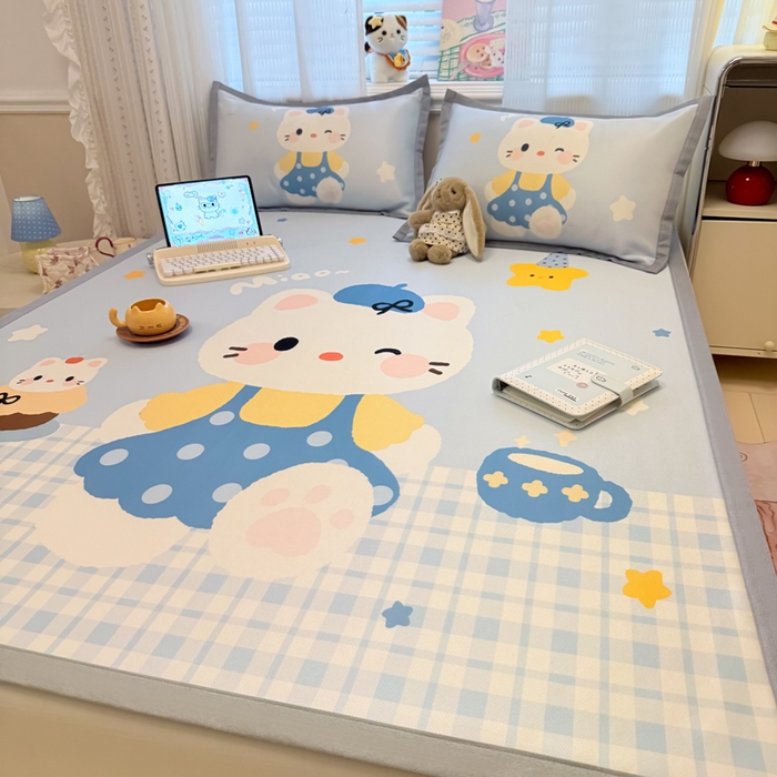 91家纺网 家纺一手货源 找家纺 柒月家居 2026新款大版印花碳光冰丝席床席款凉席 茶茶蓝猫