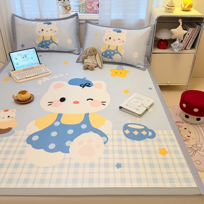 91家纺网 家纺一手货源 找家纺 柒月家居 2026新款大版印花碳光冰丝席床席款凉席 茶茶蓝猫