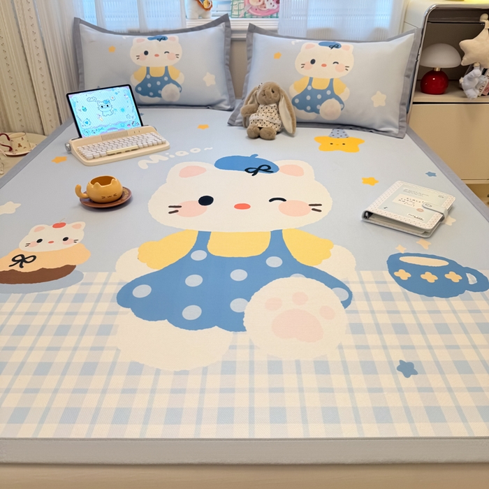 91家纺网 家纺一手货源 找家纺 柒月家居 2026新款大版印花碳光冰丝席床席款凉席 茶茶蓝猫