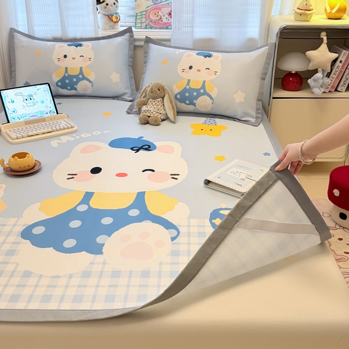 91家纺网 家纺一手货源 找家纺 柒月家居 2026新款大版印花碳光冰丝席床席款凉席 茶茶蓝猫