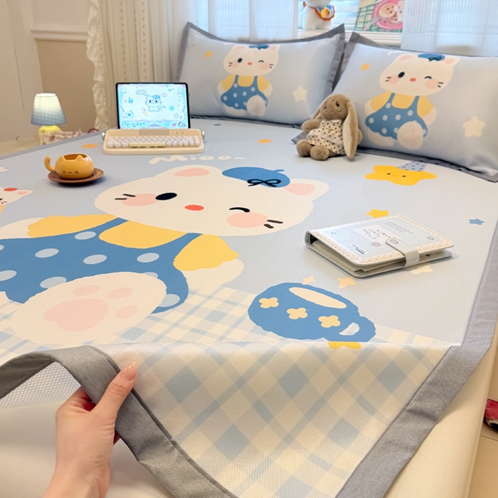 91家纺网 家纺一手货源 找家纺 柒月家居 2026新款大版印花碳光冰丝席床席款凉席 茶茶蓝猫