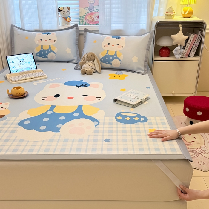 91家纺网 家纺一手货源 找家纺 柒月家居 2026新款大版印花碳光冰丝席床席款凉席 茶茶蓝猫