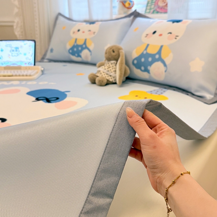 91家纺网 家纺一手货源 找家纺 柒月家居 2026新款大版印花碳光冰丝席床席款凉席 茶茶蓝猫