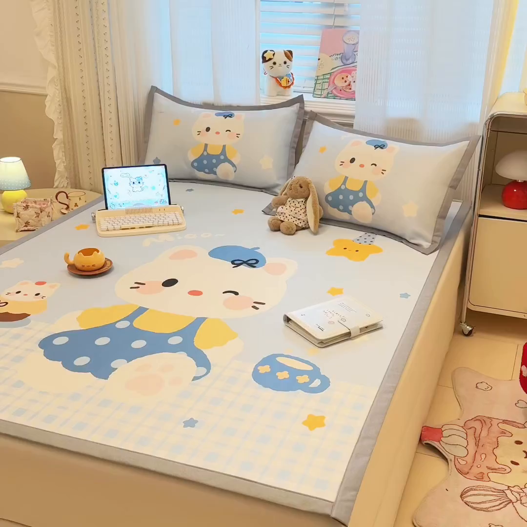 91家纺网 家纺一手货源 找家纺 柒月家居 2026新款大版印花碳光冰丝席床席款凉席 茶茶蓝猫