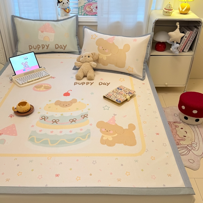 91家纺网 家纺一手货源 找家纺 柒月家居 2026新款大版印花碳光冰丝席床席款凉席 蛋糕汪汪