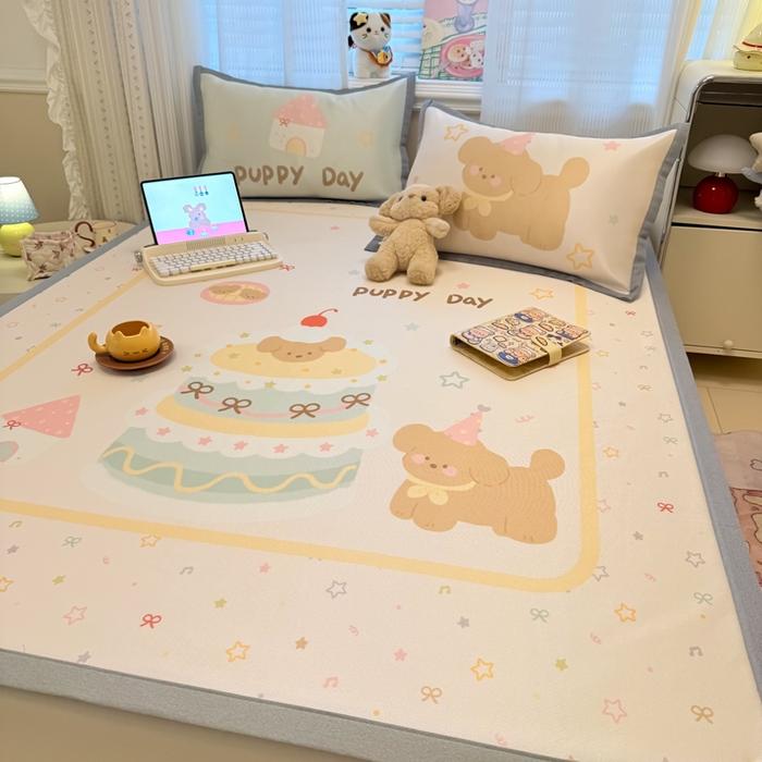 91家纺网 家纺一手货源 找家纺 柒月家居 2026新款大版印花碳光冰丝席床席款凉席 蛋糕汪汪