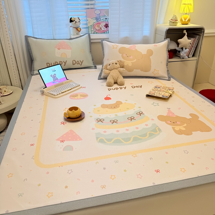 91家纺网 家纺一手货源 找家纺 柒月家居 2026新款大版印花碳光冰丝席床席款凉席 蛋糕汪汪