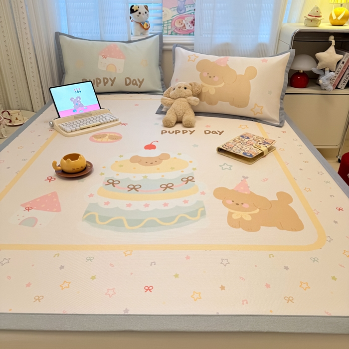 91家纺网 家纺一手货源 找家纺 柒月家居 2026新款大版印花碳光冰丝席床席款凉席 蛋糕汪汪