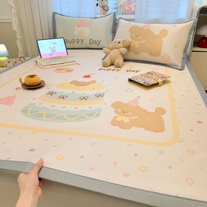 91家纺网 家纺一手货源 找家纺 柒月家居 2026新款大版印花碳光冰丝席床席款凉席 蛋糕汪汪