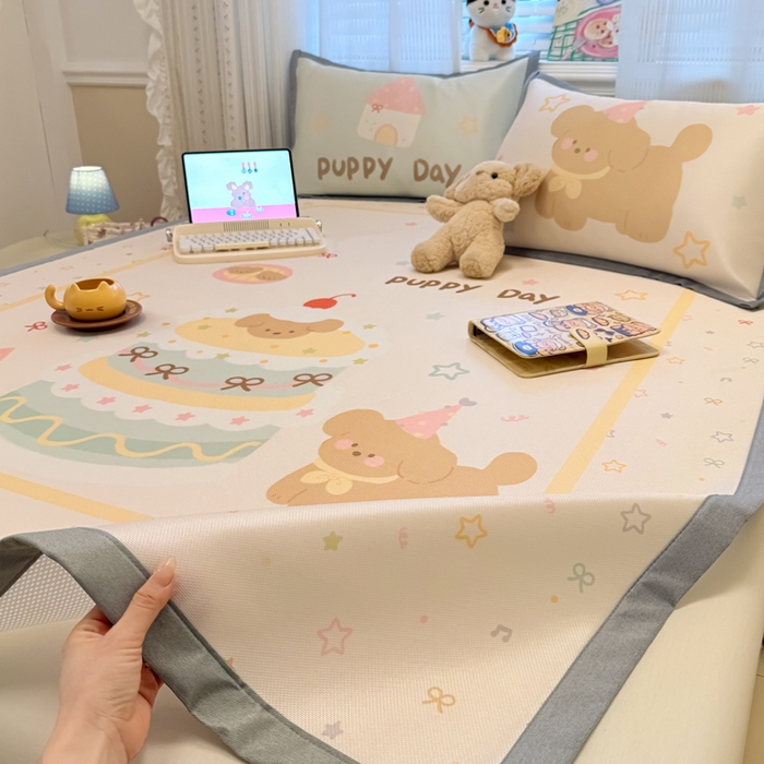 91家纺网 家纺一手货源 找家纺 柒月家居 2026新款大版印花碳光冰丝席床席款凉席 蛋糕汪汪