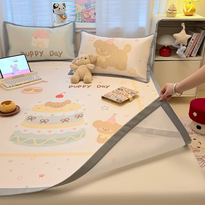 91家纺网 家纺一手货源 找家纺 柒月家居 2026新款大版印花碳光冰丝席床席款凉席 蛋糕汪汪