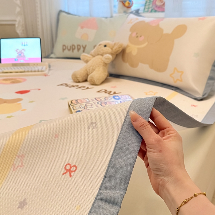 91家纺网 家纺一手货源 找家纺 柒月家居 2026新款大版印花碳光冰丝席床席款凉席 蛋糕汪汪