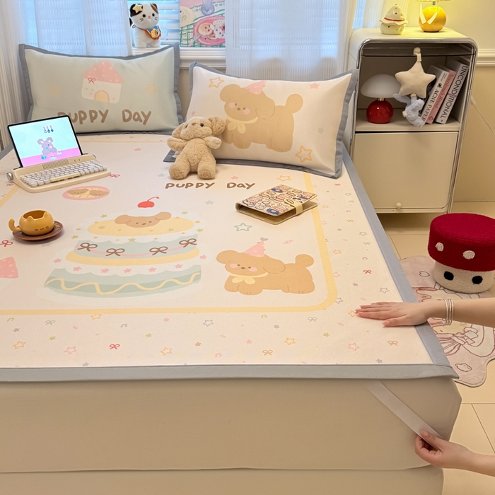 91家纺网 家纺一手货源 找家纺 柒月家居 2026新款大版印花碳光冰丝席床席款凉席 蛋糕汪汪