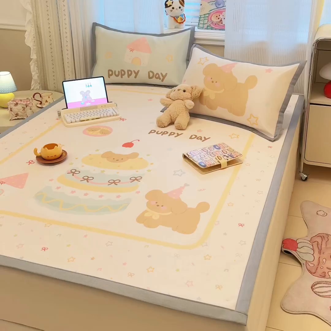 91家纺网 家纺一手货源 找家纺 柒月家居 2026新款大版印花碳光冰丝席床席款凉席 蛋糕汪汪