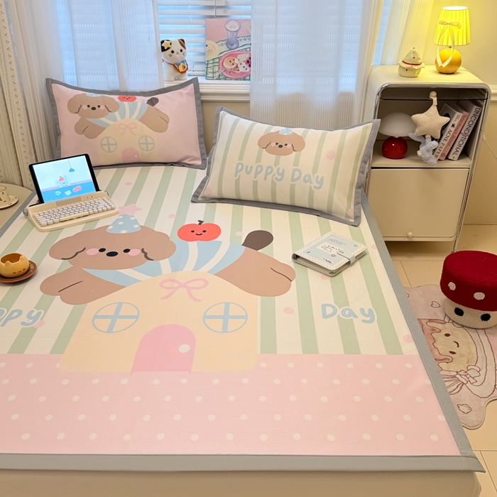 91家纺网 家纺一手货源 找家纺 柒月家居 2026新款大版印花碳光冰丝席床席款凉席 房子小狗