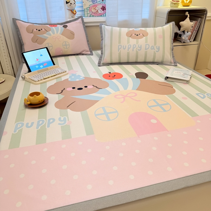 91家纺网 家纺一手货源 找家纺 柒月家居 2026新款大版印花碳光冰丝席床席款凉席 房子小狗