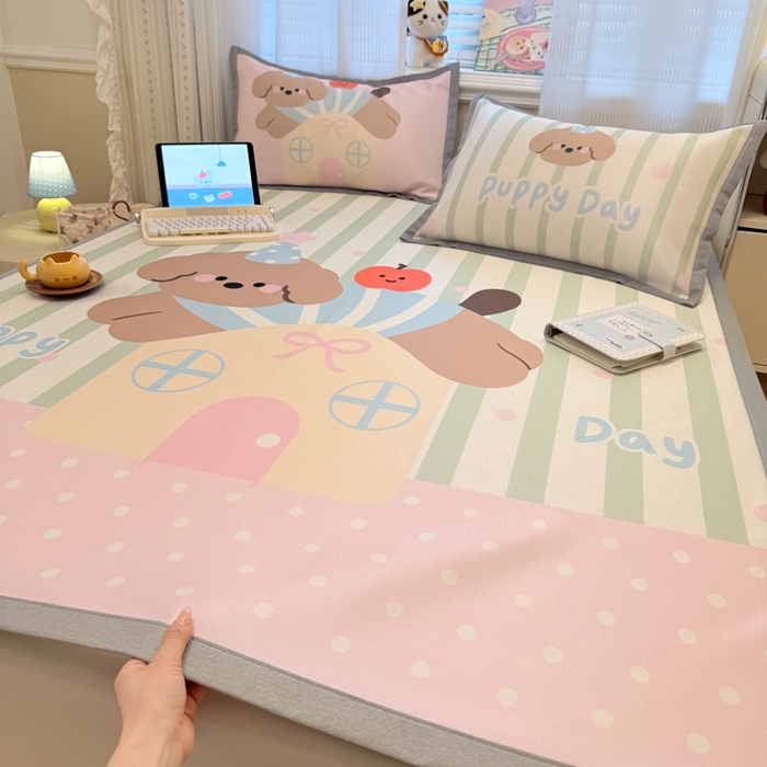 91家纺网 家纺一手货源 找家纺 柒月家居 2026新款大版印花碳光冰丝席床席款凉席 房子小狗