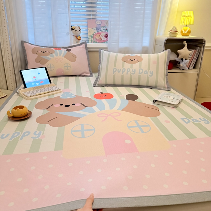 91家纺网 家纺一手货源 找家纺 柒月家居 2026新款大版印花碳光冰丝席床席款凉席 房子小狗