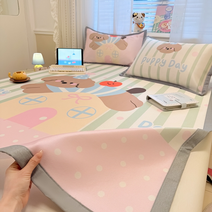 91家纺网 家纺一手货源 找家纺 柒月家居 2026新款大版印花碳光冰丝席床席款凉席 房子小狗